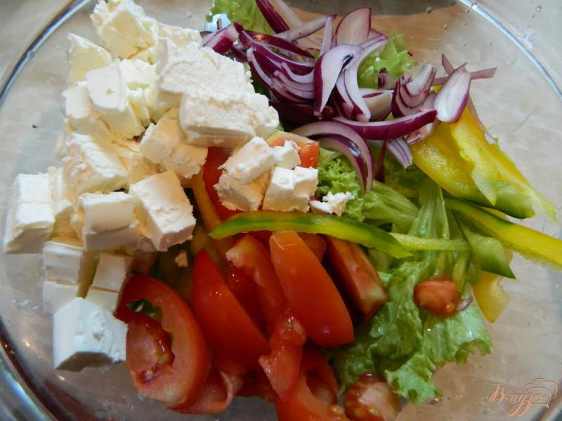 Фото приготовление рецепта: Салат из листьев салата с болгарским перцем и сыром фета шаг №4