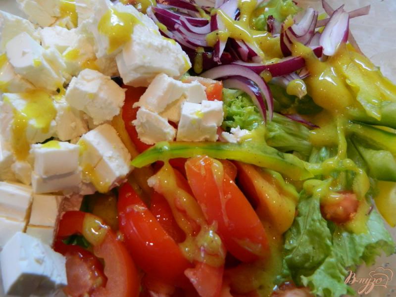 Фото приготовление рецепта: Салат из листьев салата с болгарским перцем и сыром фета шаг №6