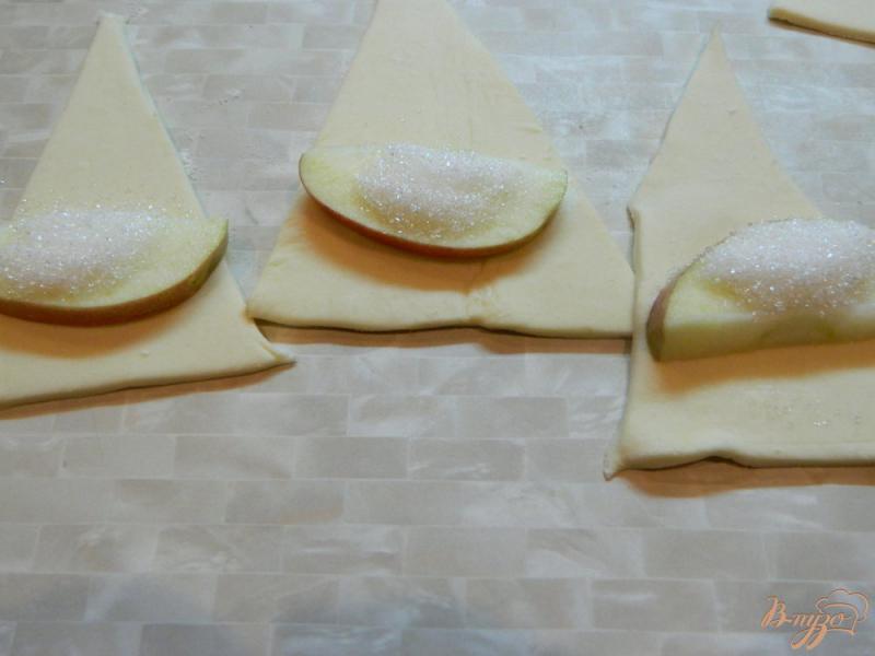 Фото приготовление рецепта: Рогалики из слоеного теста с яблоками шаг №3