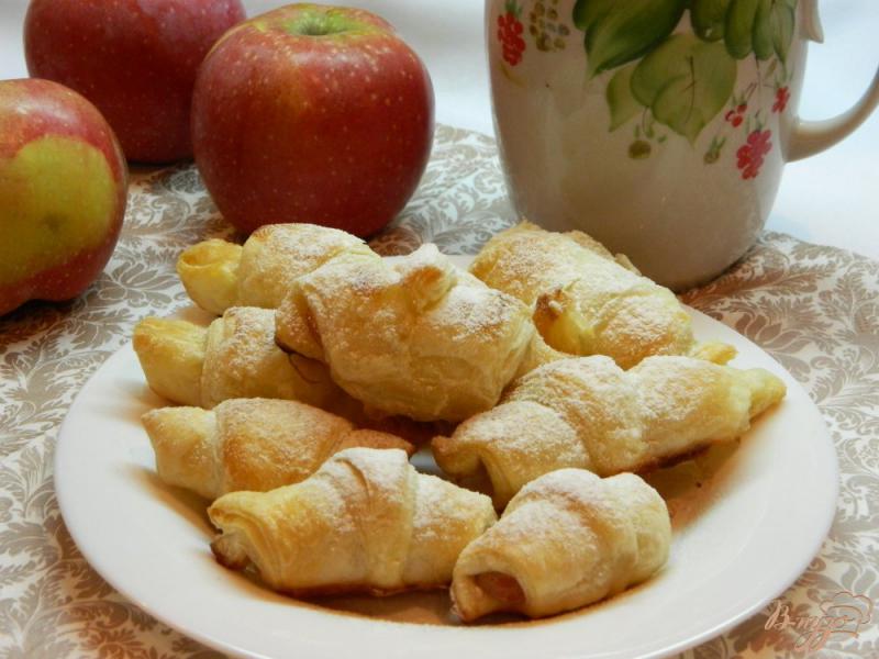 Фото приготовление рецепта: Рогалики из слоеного теста с яблоками шаг №7