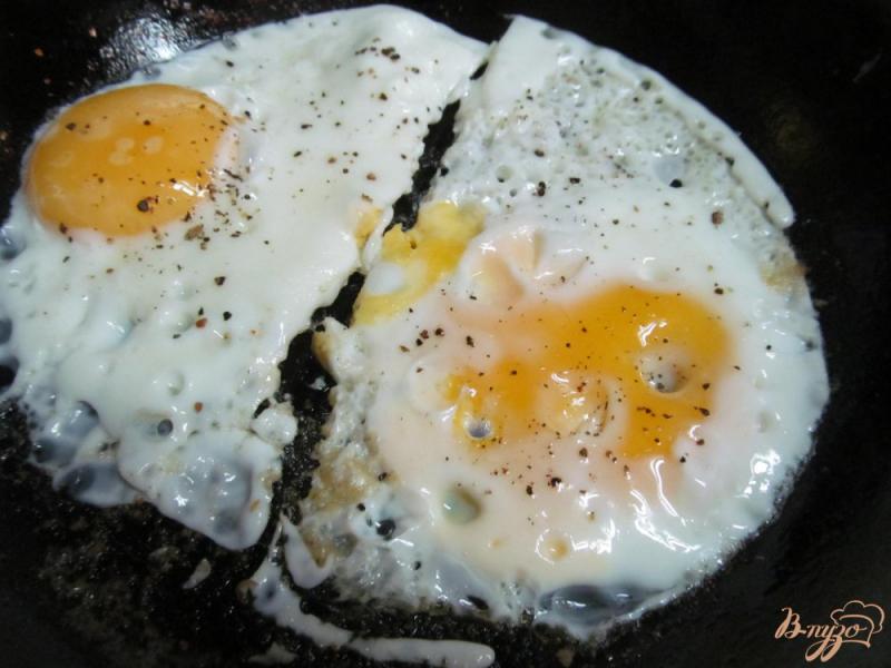 Фото приготовление рецепта: Аргентинские бутерброды с салатом и яйцом шаг №4