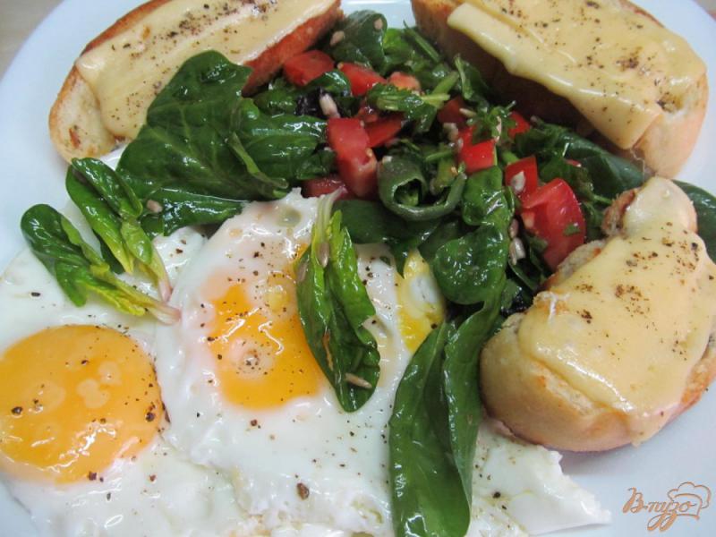 Фото приготовление рецепта: Аргентинские бутерброды с салатом и яйцом шаг №5