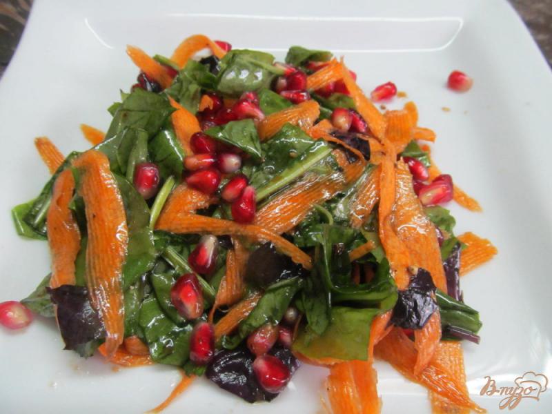 Фото приготовление рецепта: Морковный салат с зеленью и гранатом шаг №4