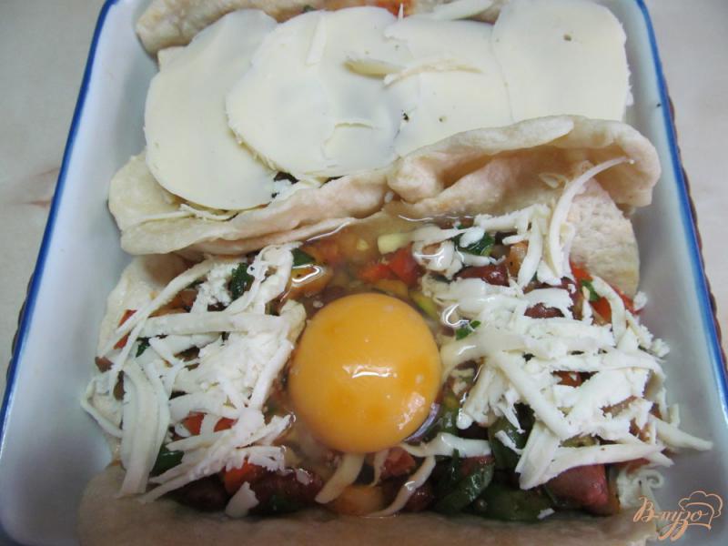 Фото приготовление рецепта: Овощи с фасолью на лепешках с яйцом и сыром шаг №8