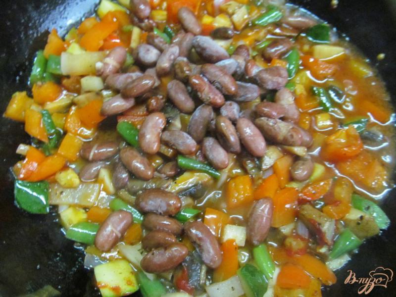 Фото приготовление рецепта: Овощи с фасолью на лепешках с яйцом и сыром шаг №5
