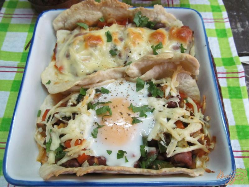 Фото приготовление рецепта: Овощи с фасолью на лепешках с яйцом и сыром шаг №9