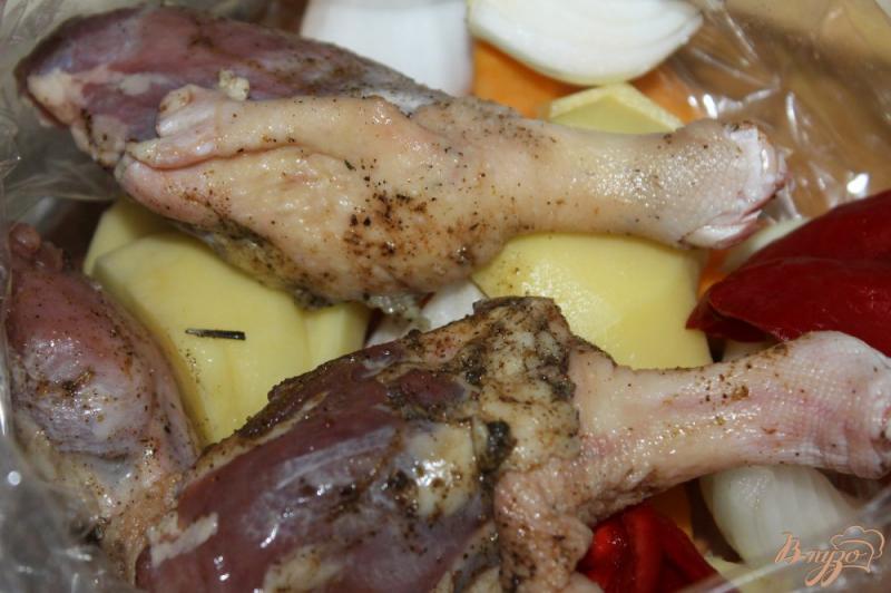 Фото приготовление рецепта: Тушеные утиные ножки с тыквой и картофелем в рукаве шаг №4