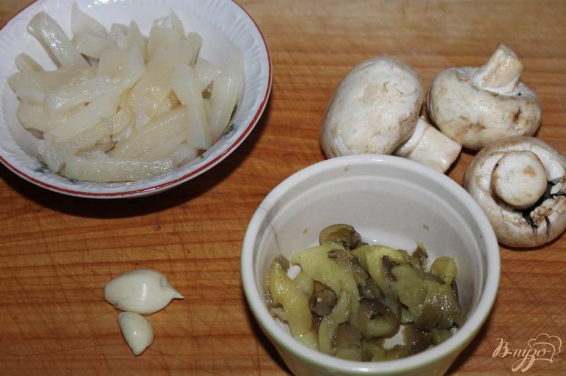 Фото приготовление рецепта: Кальмары тушеные с шампиньонами и вешенками в сливочном соусе шаг №1