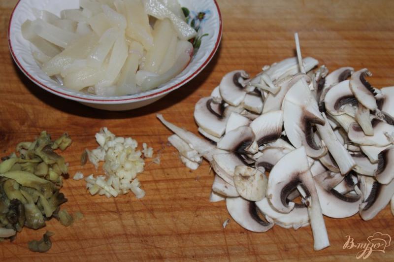 Фото приготовление рецепта: Кальмары тушеные с шампиньонами и вешенками в сливочном соусе шаг №2