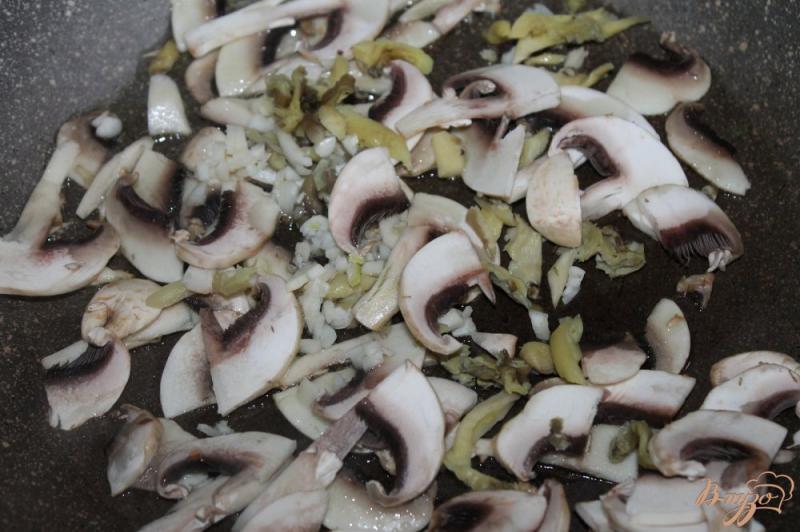 Фото приготовление рецепта: Кальмары тушеные с шампиньонами и вешенками в сливочном соусе шаг №3