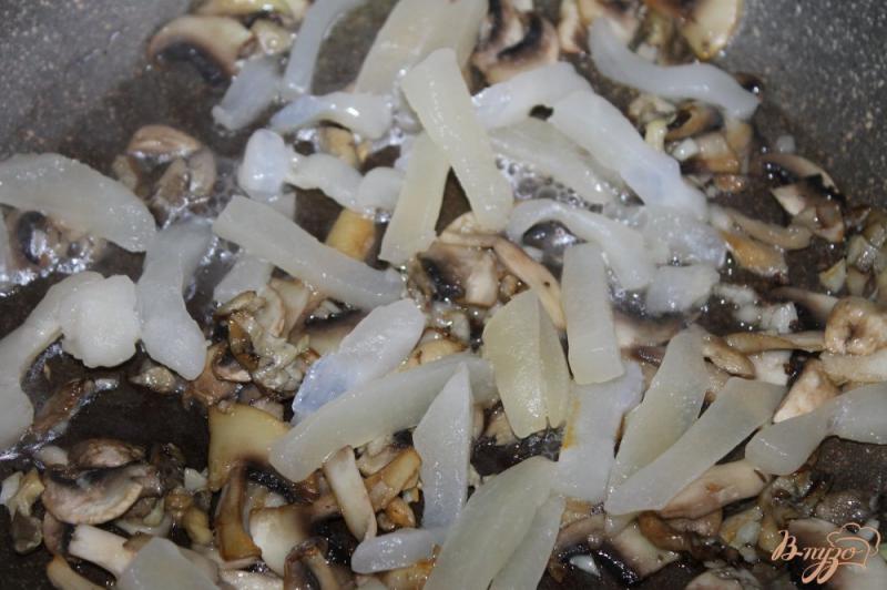 Фото приготовление рецепта: Кальмары тушеные с шампиньонами и вешенками в сливочном соусе шаг №4