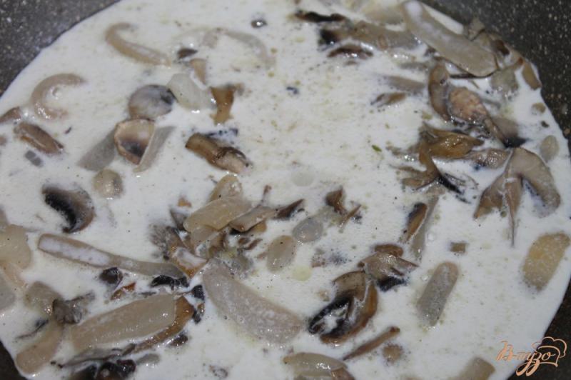 Фото приготовление рецепта: Кальмары тушеные с шампиньонами и вешенками в сливочном соусе шаг №5