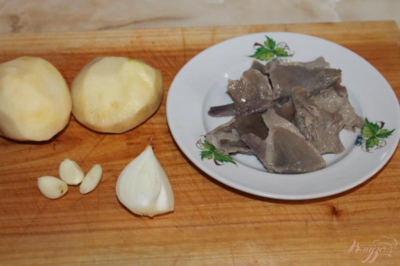 Фото приготовление рецепта: Картофель в горшочках с лесными грибами и сливочным соусом шаг №1