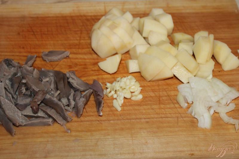 Фото приготовление рецепта: Картофель в горшочках с лесными грибами и сливочным соусом шаг №2