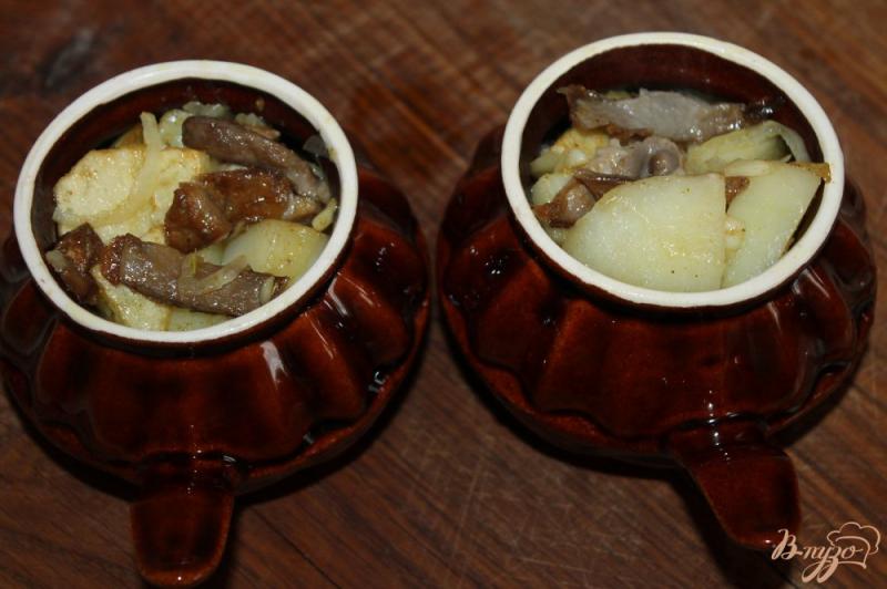 Фото приготовление рецепта: Картофель в горшочках с лесными грибами и сливочным соусом шаг №5