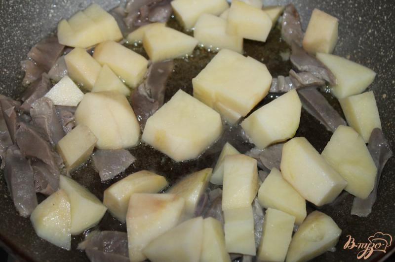 Фото приготовление рецепта: Картофель в горшочках с лесными грибами и сливочным соусом шаг №3