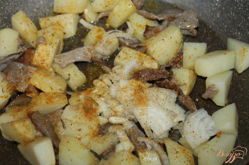 Фото приготовление рецепта: Картофель в горшочках с лесными грибами и сливочным соусом шаг №4
