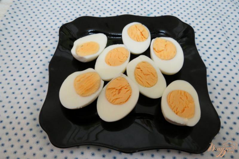 Фото приготовление рецепта: Яйца фаршированные салями и огурцом шаг №5
