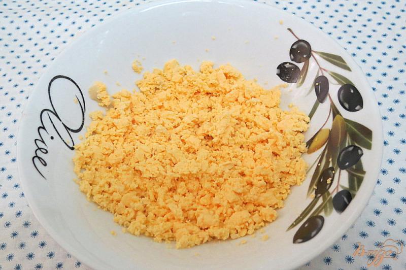 Фото приготовление рецепта: Яйца фаршированные салями и огурцом шаг №6