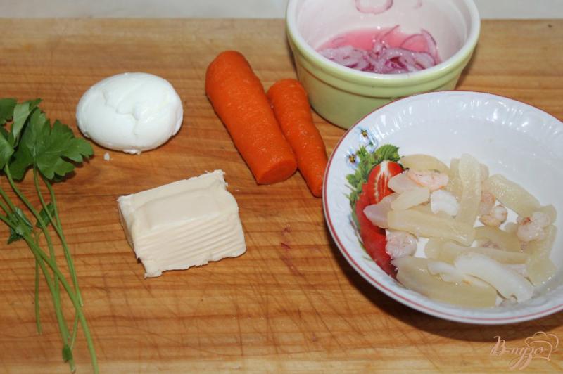 Фото приготовление рецепта: Салат с отварными кальмарами, морковью, сыром и яйцом шаг №1