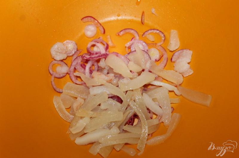 Фото приготовление рецепта: Салат с отварными кальмарами, морковью, сыром и яйцом шаг №2