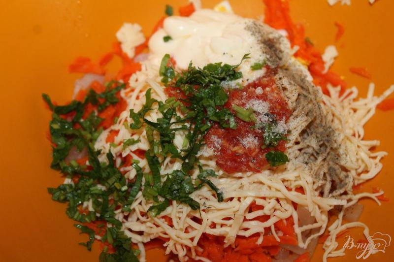 Фото приготовление рецепта: Салат с отварными кальмарами, морковью, сыром и яйцом шаг №5