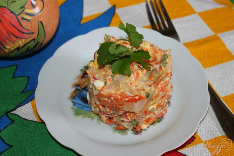 Фото приготовление рецепта: Салат с отварными кальмарами, морковью, сыром и яйцом шаг №6