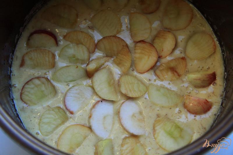 Фото приготовление рецепта: Шарлотка с банановым пюре и яблоками в мультиварке шаг №5