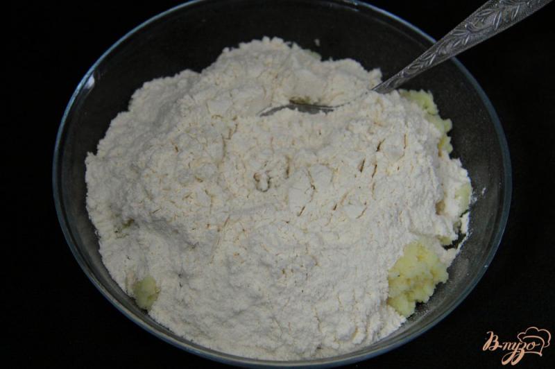 Фото приготовление рецепта: Картофельные бездрожжевые лепешки, запеченные в духовке шаг №3