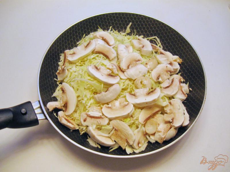 Фото приготовление рецепта: Грибная солянка с капустой и сосисками шаг №3