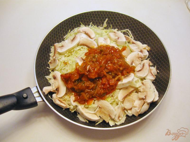 Фото приготовление рецепта: Грибная солянка с капустой и сосисками шаг №4