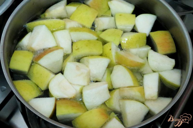 Фото приготовление рецепта: Компот из яблок,винограда и клюквы шаг №5