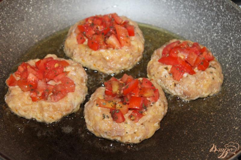 Фото приготовление рецепта: Открытые котлеты с помидорами и шпинатом шаг №7