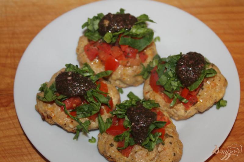 Фото приготовление рецепта: Открытые котлеты с помидорами и шпинатом шаг №8