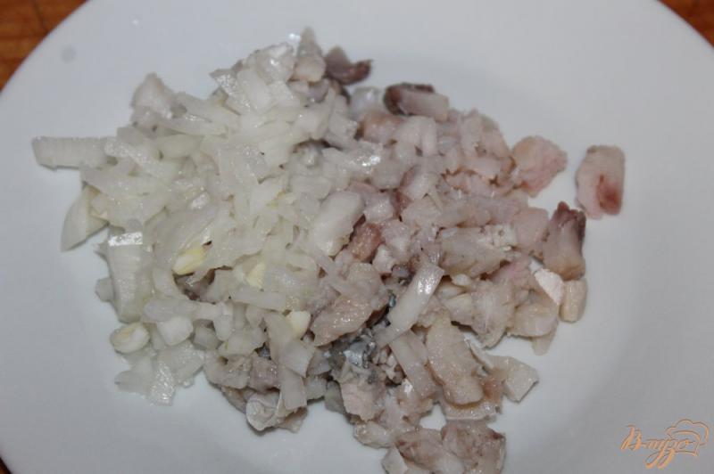 Фото приготовление рецепта: Слоеный салат с маринованной рыбой и картофелем шаг №1