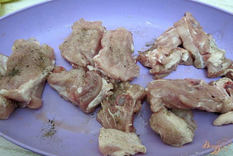 Фото приготовление рецепта: Свиные рёбрышки с картофелем и розмарином, запеченные шаг №3