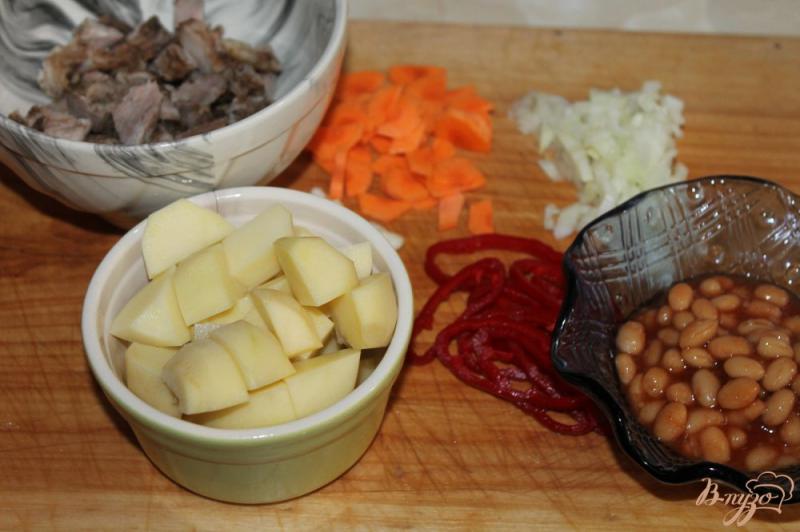 Фото приготовление рецепта: Тушеный картофель со свининой и фасолью в томате шаг №1