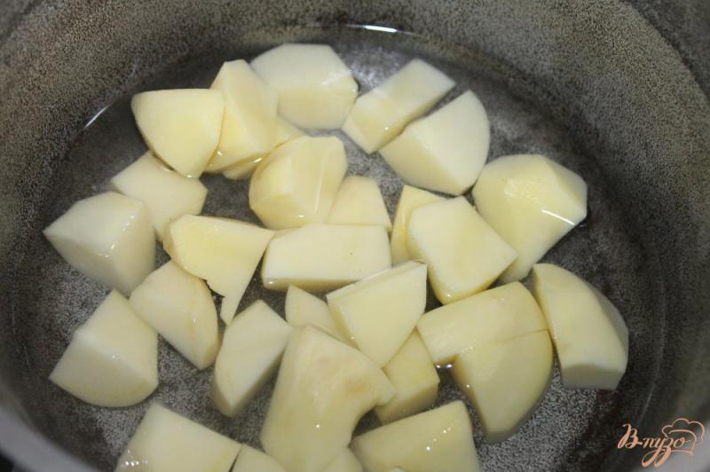 Фото приготовление рецепта: Тушеный картофель со свининой и фасолью в томате шаг №2