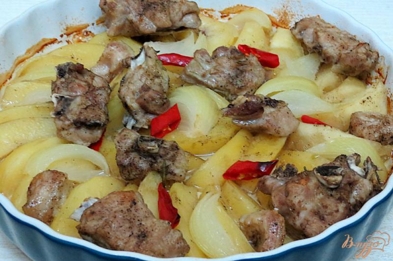 Фото приготовление рецепта: Свиные рёбрышки с картофелем и розмарином, запеченные шаг №7