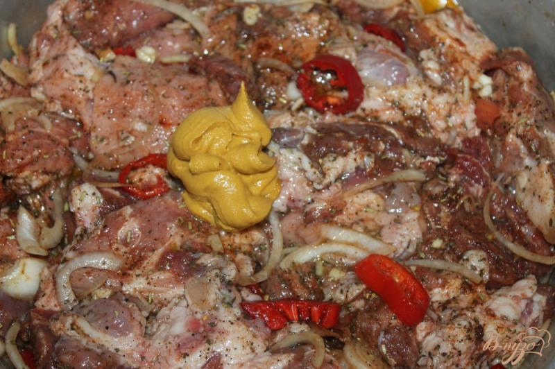 Фото приготовление рецепта: Свиной шашлык маринованный с овощами, горчицей и уксусом шаг №5
