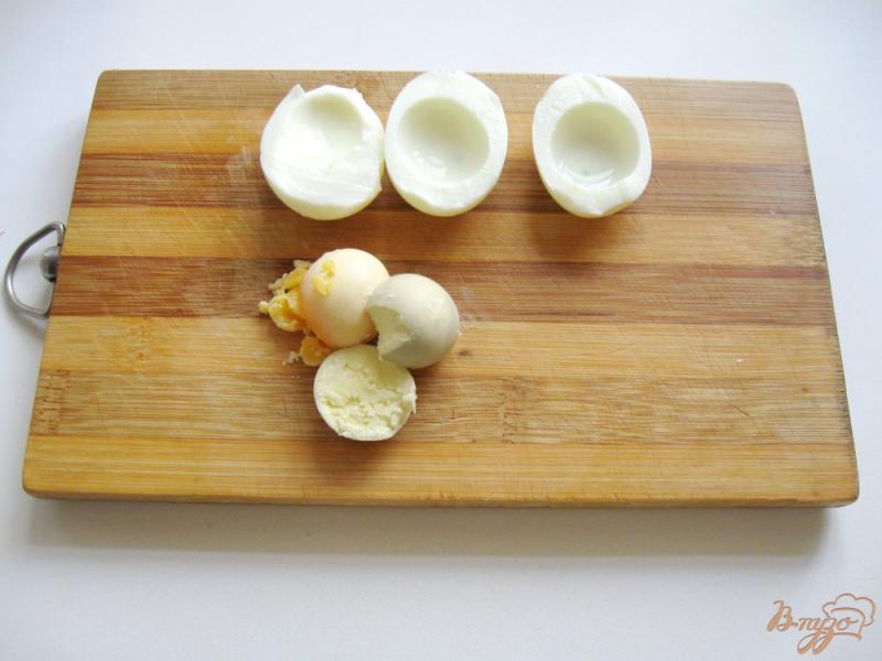 Фото приготовление рецепта: Яйца фаршированные крабовыми палочками и зеленым горошком шаг №1