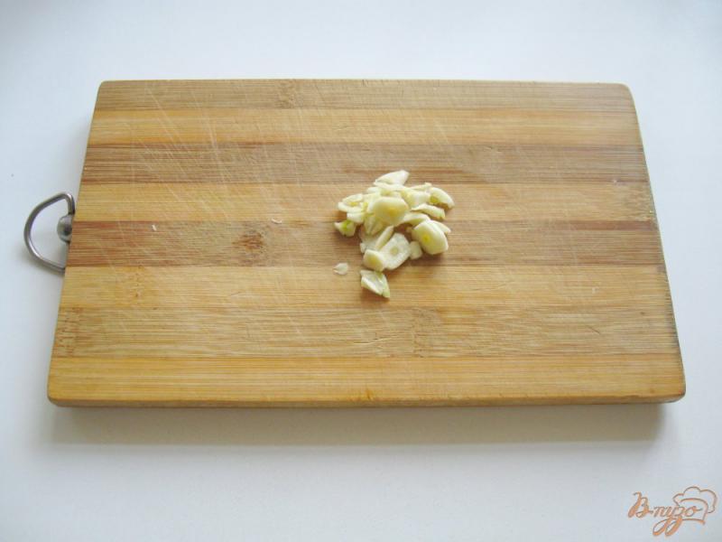 Фото приготовление рецепта: Яйца фаршированные крабовыми палочками и зеленым горошком шаг №3