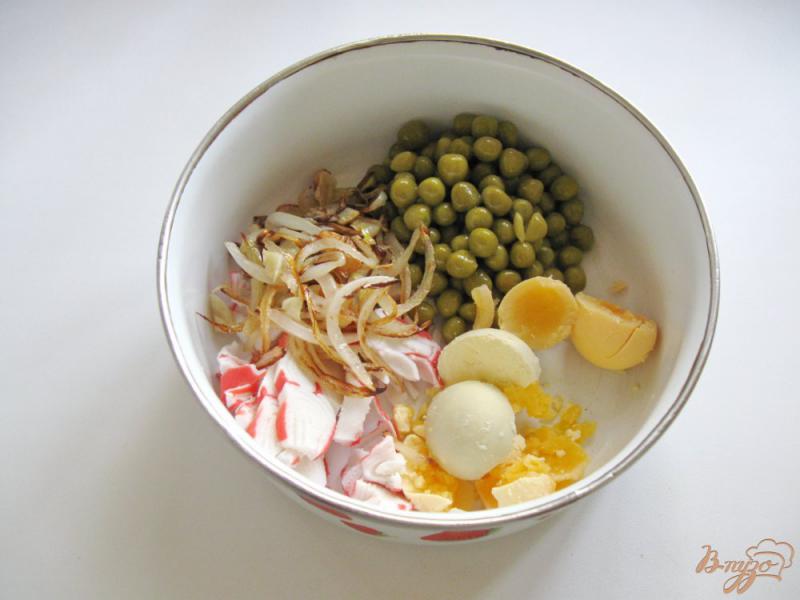 Фото приготовление рецепта: Яйца фаршированные крабовыми палочками и зеленым горошком шаг №6