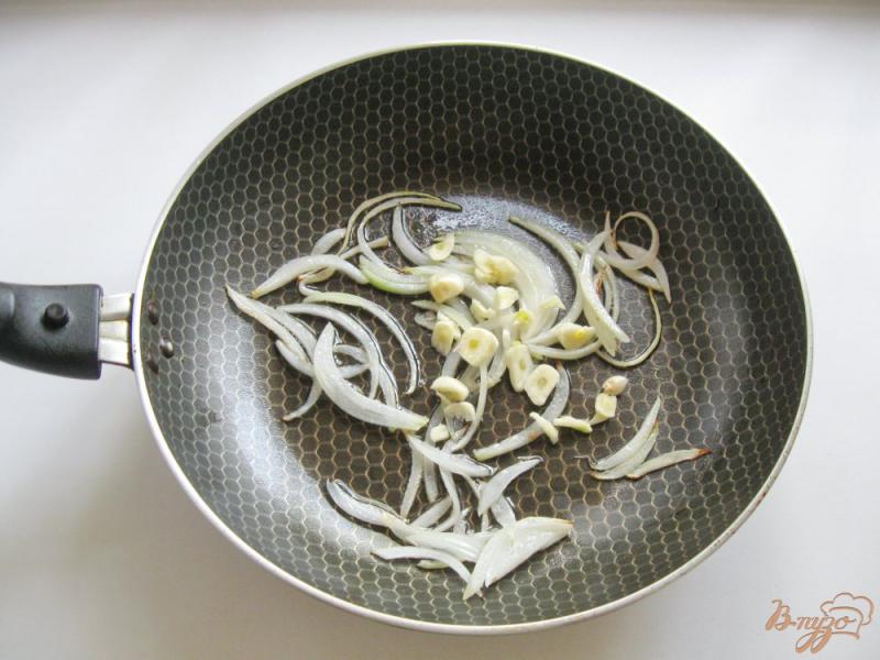 Фото приготовление рецепта: Яйца фаршированные крабовыми палочками и зеленым горошком шаг №5