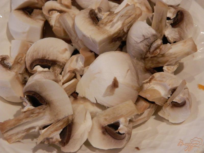 Фото приготовление рецепта: Гуляш из индейки с грибами и соевым соусом шаг №4