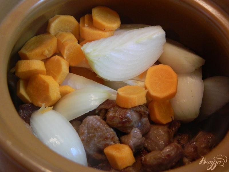 Фото приготовление рецепта: Гуляш из индейки с грибами и соевым соусом шаг №5
