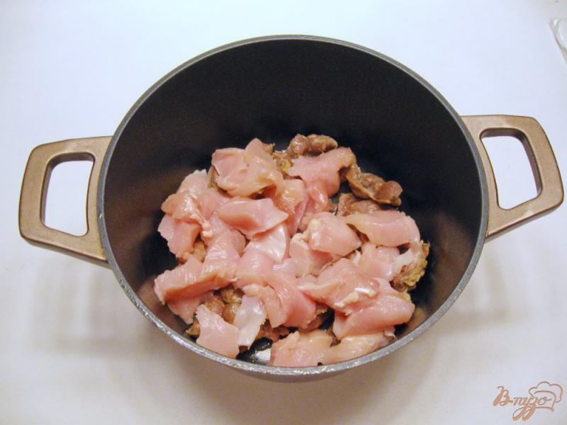 Фото приготовление рецепта: Плов с куриным филе и куриными желудками шаг №2