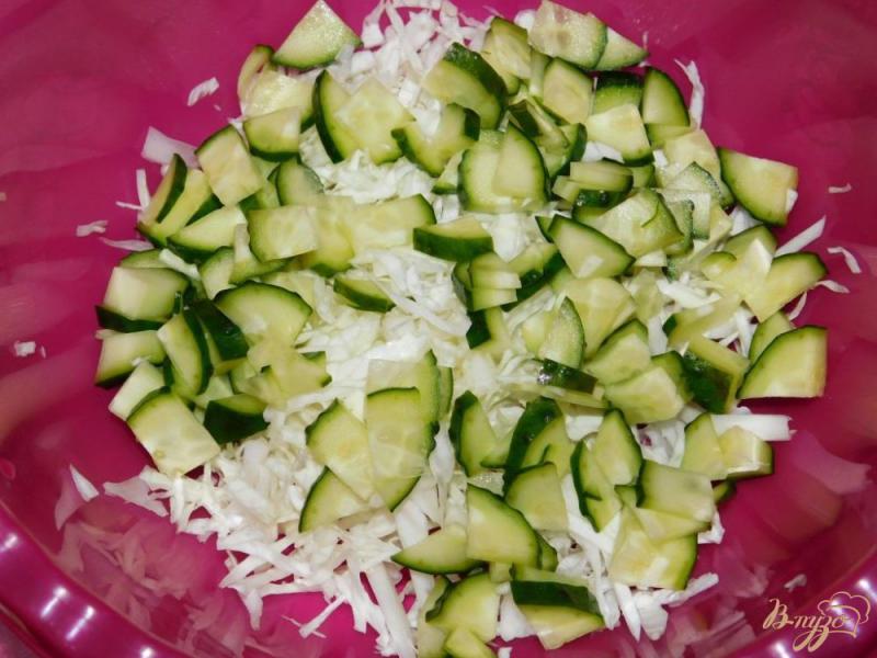 Фото приготовление рецепта: Салат с капустой и кукурузой шаг №2
