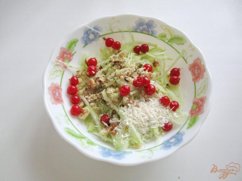 Фото приготовление рецепта: Салат из редьки с мёдом, калиной и кокосовой стружкой шаг №6