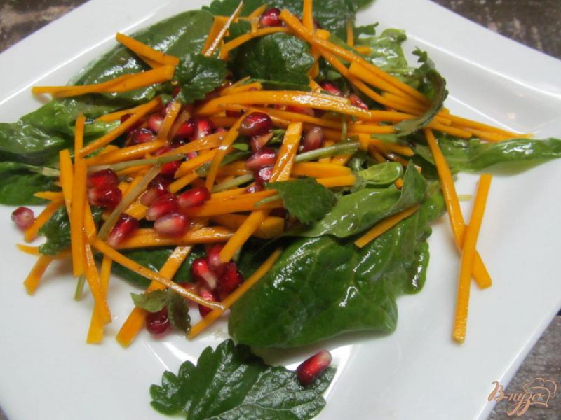 Фото приготовление рецепта: Зеленый салат с тыквой и гранатом шаг №4
